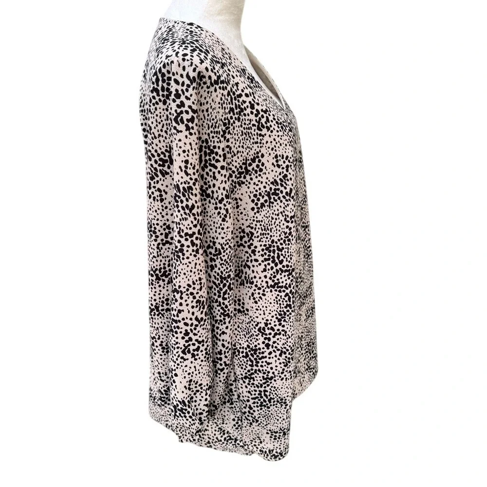 BELONGSCI. V-neckline, long sleeves, Pullover.Tan/Black Animal Print. S… - Picture 2 of 9